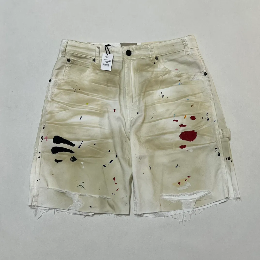 GALLERY DEPT. FLEA CARPENTER SHORTS Ink-cut knife-cut mud-dyed denim shorts. Destroy VINTAGE distressed denim shorts. Distressed white S-XL. Rewashed cement-dyed to make it old. Knife cut holes. Cat whiskers are worn. Customized full set with logo accessories. Purely handmade acrylic splash-ink graffiti.